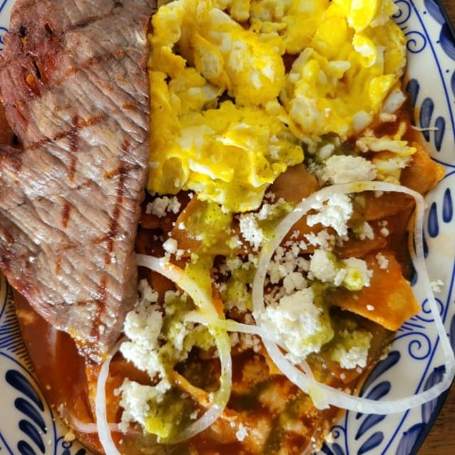 Chilaquiles Con Chorizo, Tazajo, Cecina, Quesillo O Pollo.